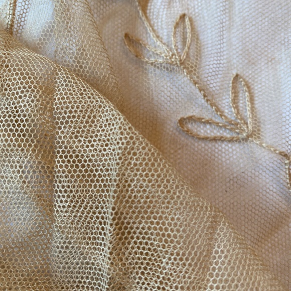 Gorgeous! Vintage Nonna’s Italian Embroidered Tablecloth - Picture 6 of 6